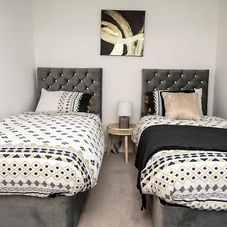 Bv Charming 2-Bedroom Apartment By Kirkstall Shopping Centre, Free Parking Leeds  Exterior photo